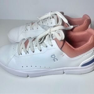 Women’s On Cloud Roger sneakers
White and Pink.